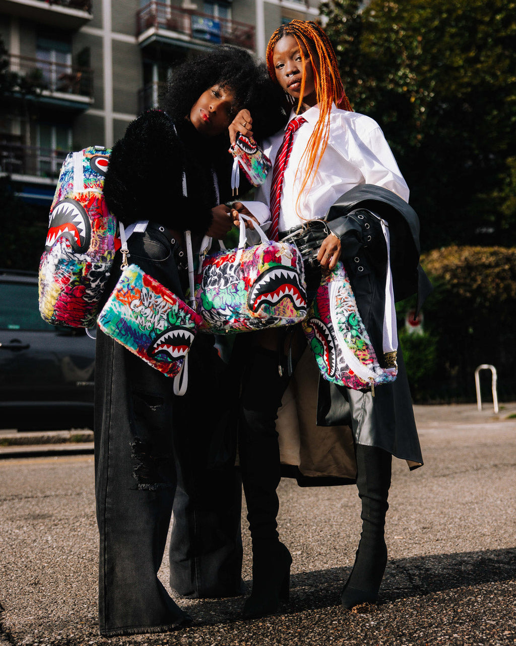LE MONDE DES GRAFFITIS CROSSOVER CLUTCH